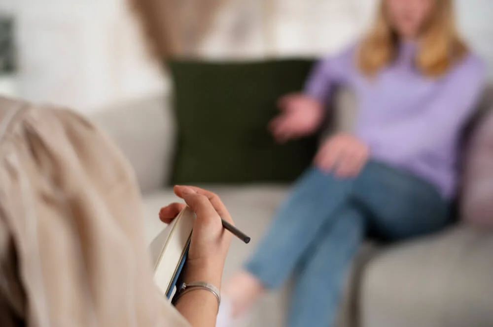 mujer recibiendo terapia psicológica
