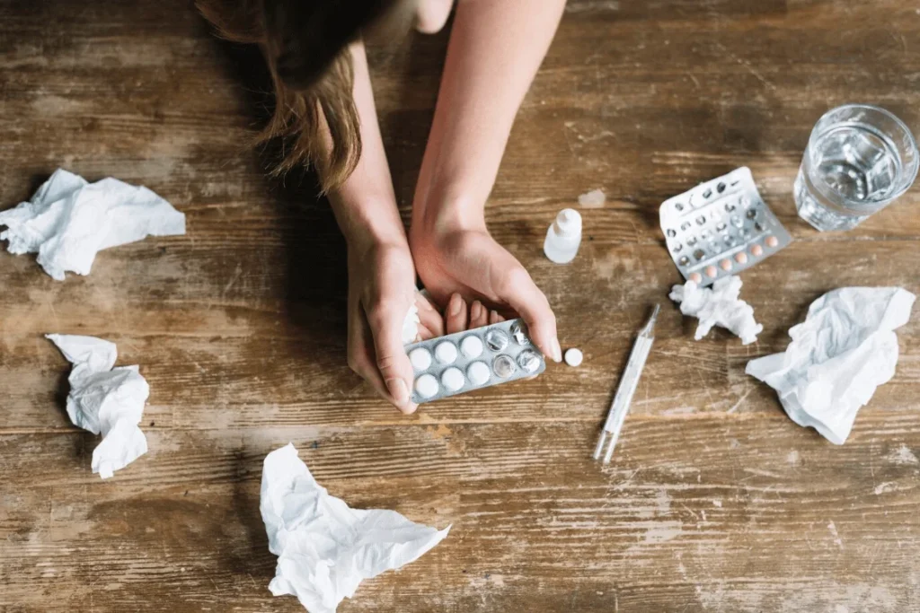 Mujer recogiendo pastillas