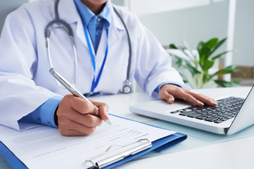 doctor haciendo anotaciones
