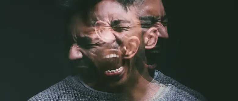 Hombre gritando con efecto doble.