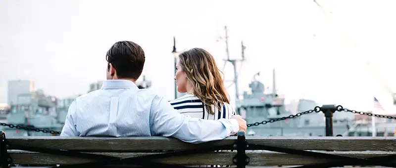 pareja sentada en banca