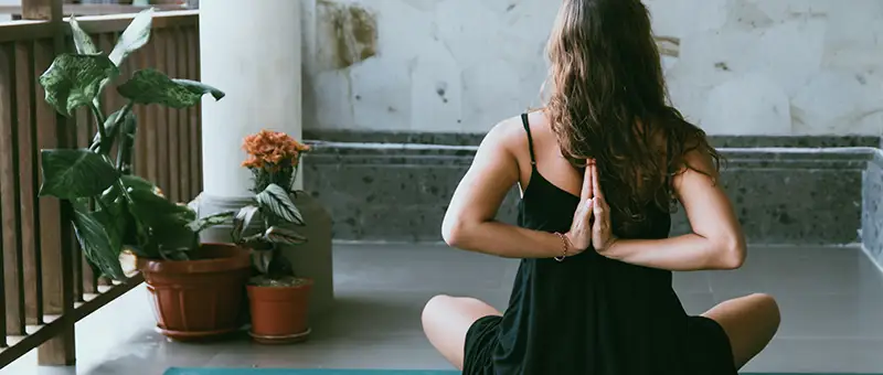 mujer meditando