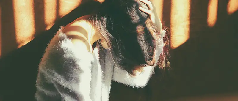 mujer con cabello negro