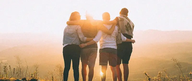 amigos jovenes en el atardecer