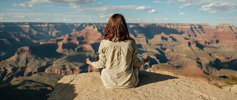 persona meditando