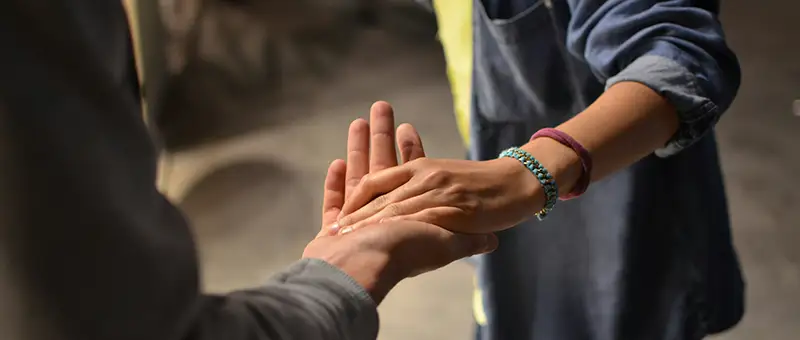 personas agarradas de la mano