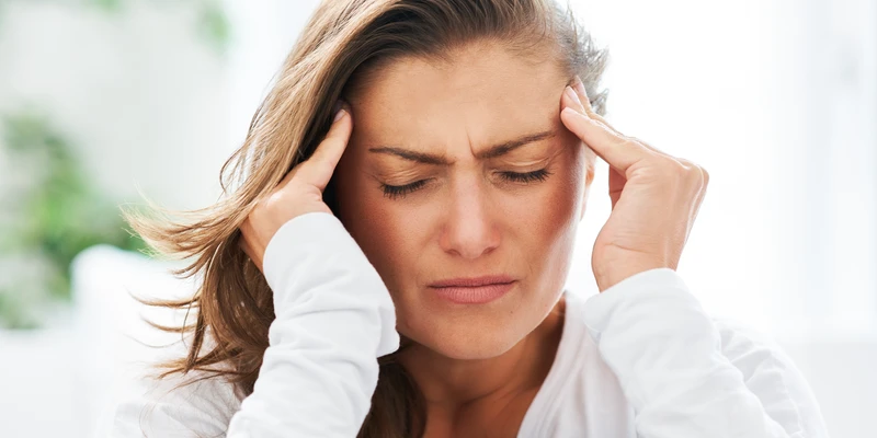 Mujer con dolor de cabeza por abstinencia al cristal.