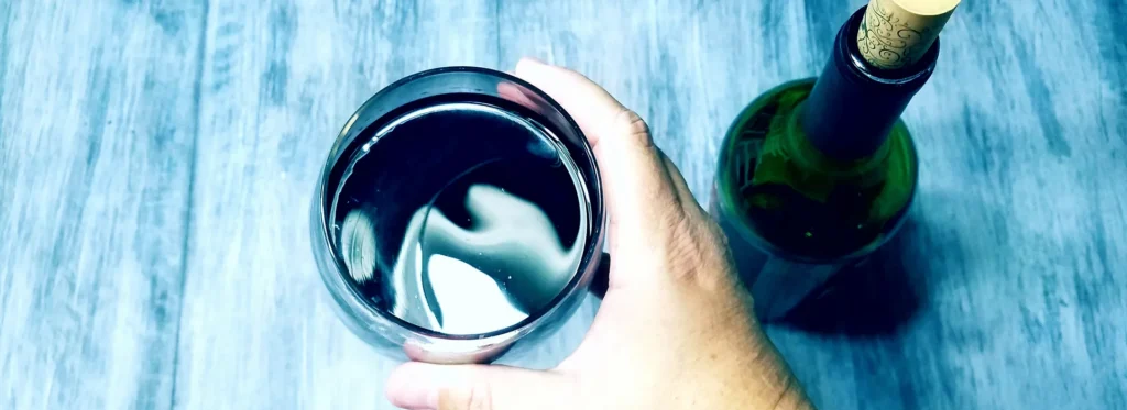 Persona sosteniendo copa de vino.