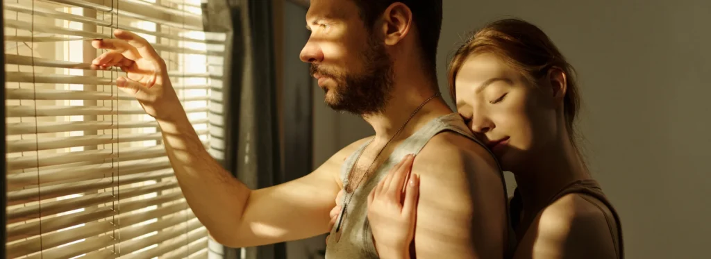 Hombre esperando a pasar los síntomas de abstinencia al cristal mientras su pareja lo apoya.
