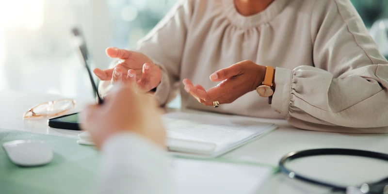 twilight-therapy-woman-sitting-table-laptop-pen-blog