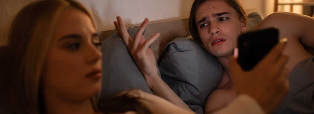 Pareja en la cama discutiendo sobre ninfomanía.