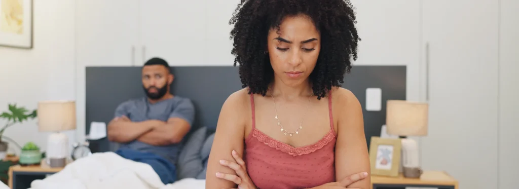 Pareja mostrando frustración por la hipersexualidad. 